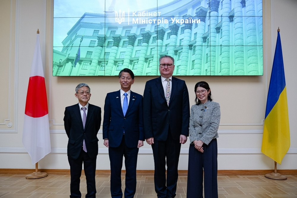 国光外務副大臣、山田経済産業副大臣及びカチカ・ウクライナ副首相との記念写真