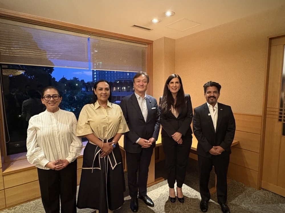 堀井外務副大臣とロペス・メキシコ連邦下院議長団の集合写真