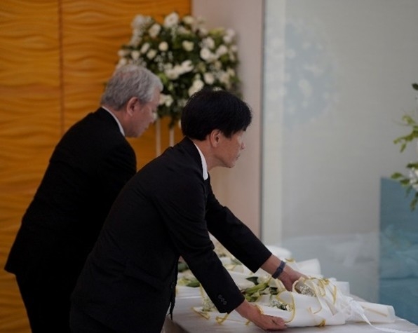 慰霊碑に献花をする島田外務大臣政務官