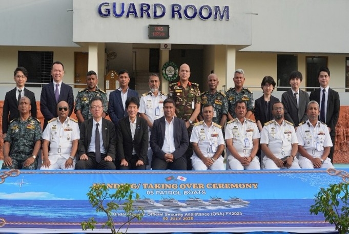 島田外務大臣政務官一行とバングラデシュ海軍関係者との記念写真