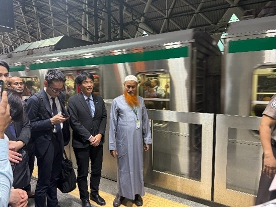 MRT車両を視察する島田外務大臣政務官