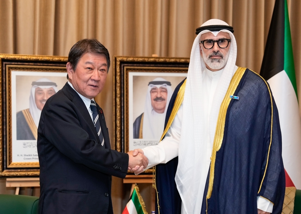 握手をする茂木外務大臣とジャッラーハ・クウェート外務大臣
