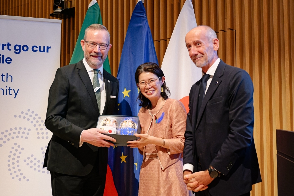 記念の日・EUだるまを間に写真撮影に応じるコール駐日アイルランド大使（左）、国光外務副大臣（中央）及びパケ駐日EU代表部大使（右）