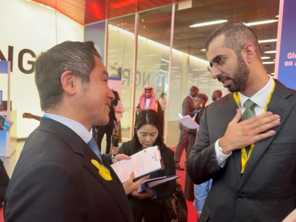 話をするUAE国務大臣と大西政務官