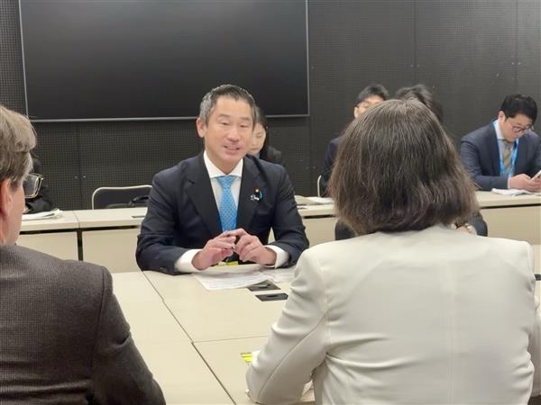 会談する英閣外大臣と大西政務官