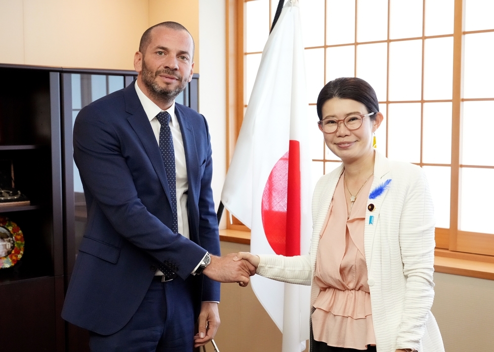握手をする国光外務副大臣とデリジ・モロッコ国営リン鉱石公社NutricropsCEO