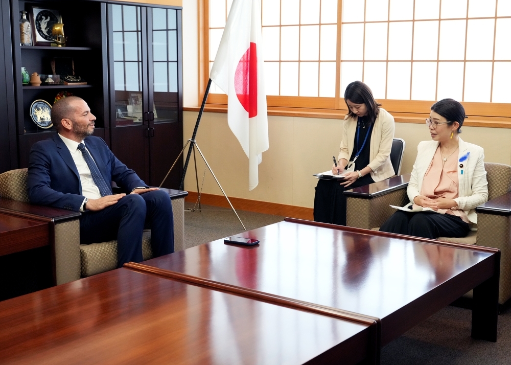 意見交換をする国光外務副大臣とデリジ・モロッコ国営リン鉱石公社NutricropsCEO