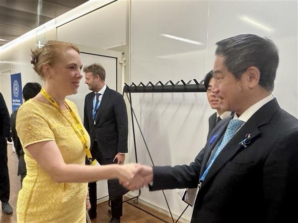 握手をするオランダ国務長官と大西政務官