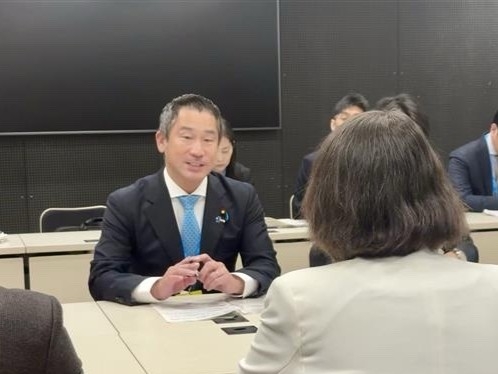 会談する英閣外大臣と大西政務官