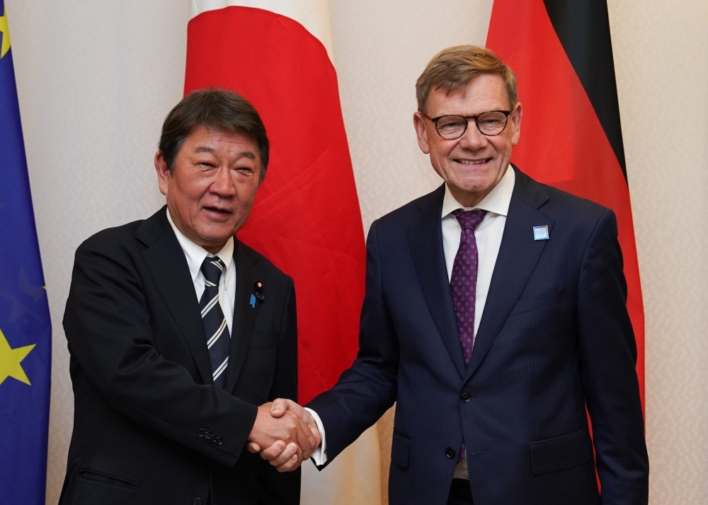 ヴァーデフール外相と握手をする茂木外務大臣