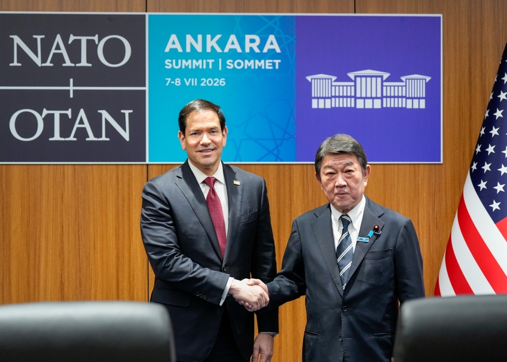 ルビオ国務長官と握手する茂木外務大臣