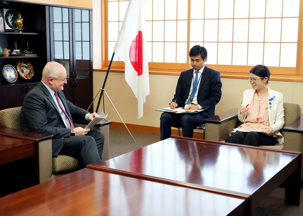 意見交換をする国光外務副大臣とウンガ次期駐日エストニア大使