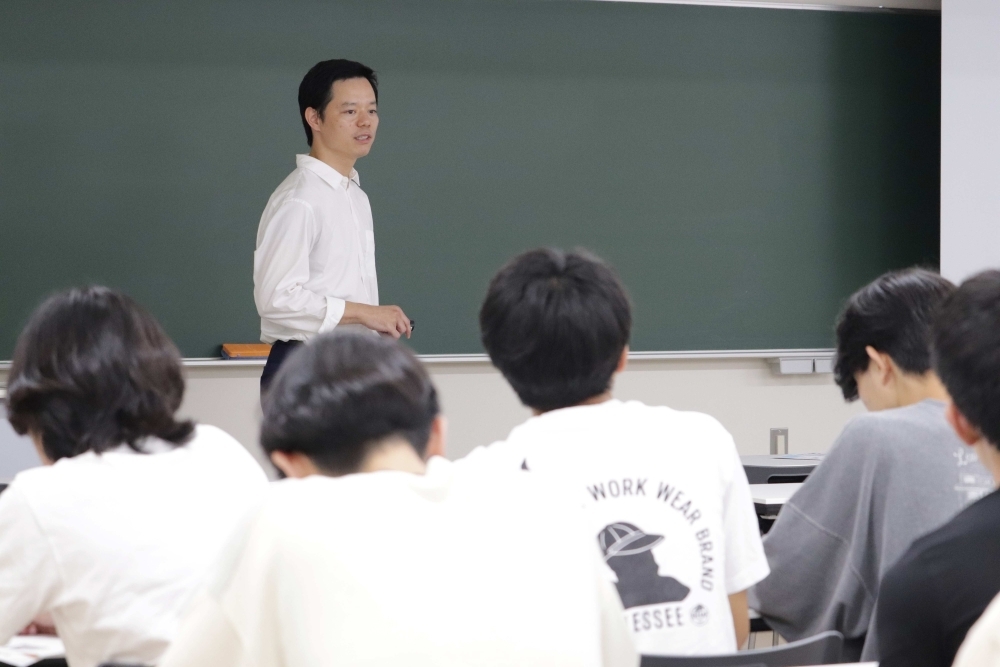 中東アフリカ局中東第一課の服崎課長補佐が、「中東情勢と日本の外交」をテーマに、具体的な事案の紹介を交えながら解説している様子