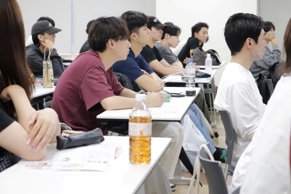 外交講座を熱心に聞いている帝京大学の学生さんの様子