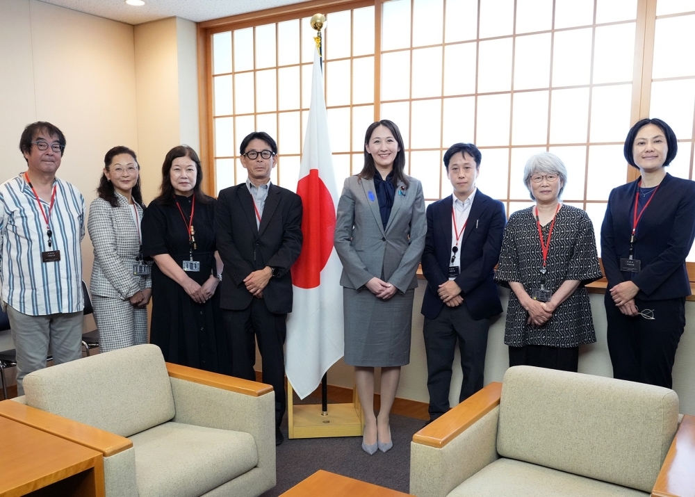 英利外務大臣政務官と連携推進委員会NGO側関係者との記念写真
