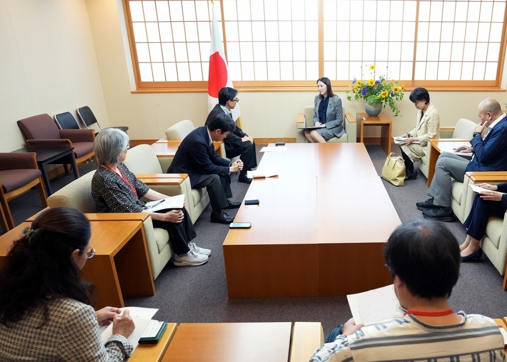 意見交換をする英利外務大臣政務官と連携推進委員会NGO側関係者