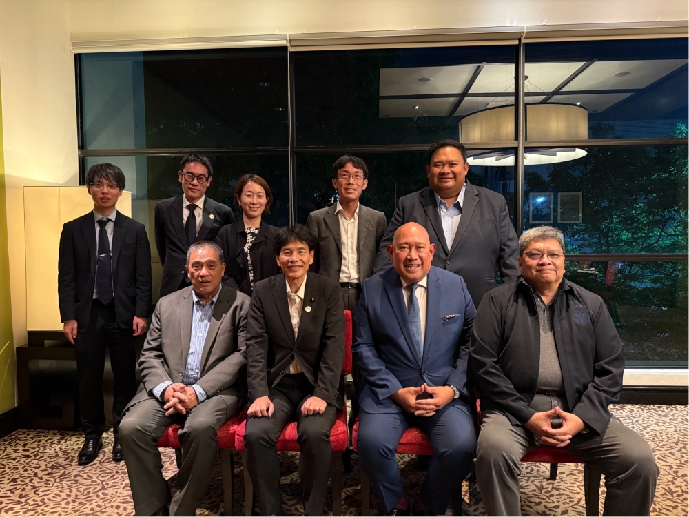 ストラットベース戦略国際問題研究所代表他関係者と写真撮影する島田政務官