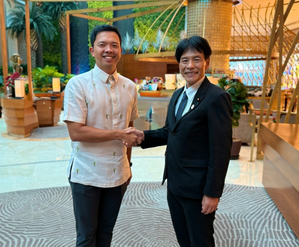 ホリバタ下院議員と握手する島田政務官