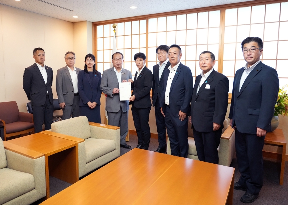 齋藤石巻市長一行と島田政務官との集合写真
