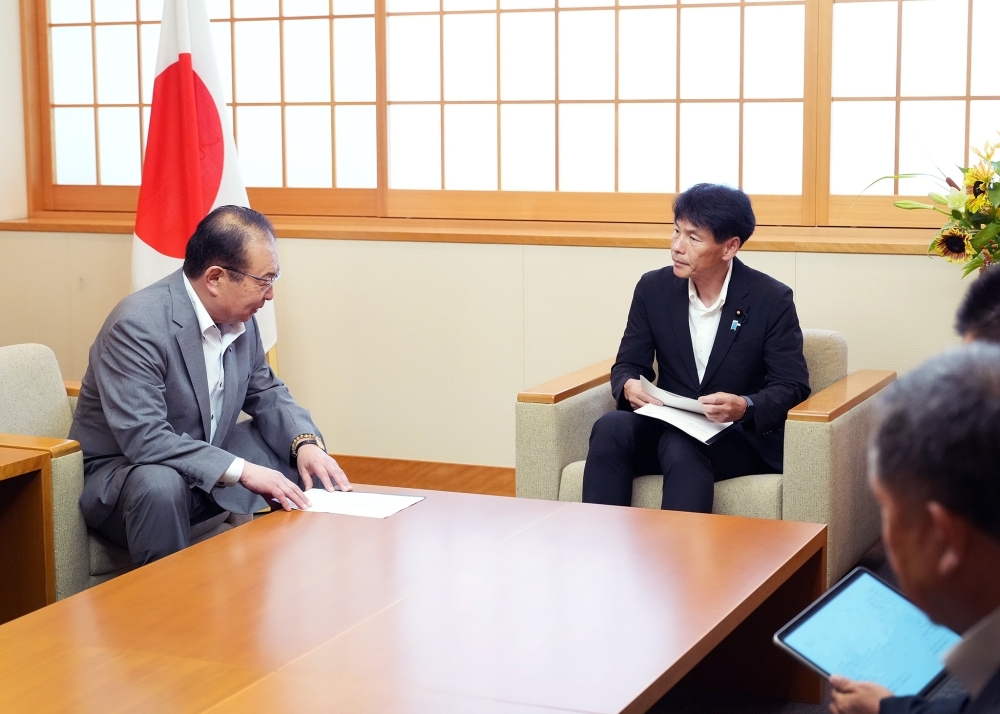 齋藤石巻市長一行と懇談する島田政務官