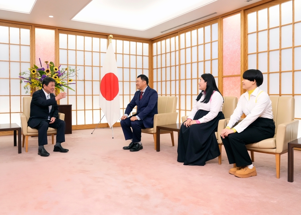 とにかく明るい安村氏及びガンバレルーヤのよしこ氏とまひる氏と懇談する茂木外務大臣