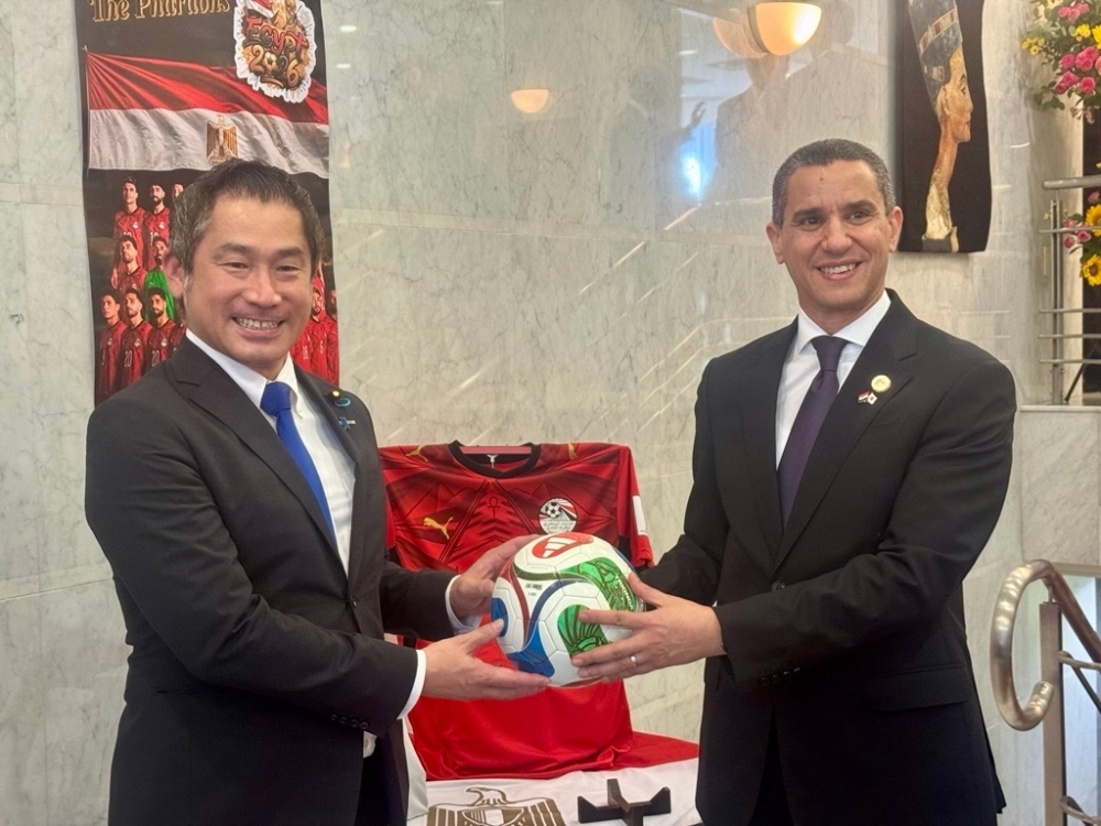 サッカーボールを挟んで写真撮影に応じる大西外務大臣政務官とエルエトレビ駐日エジプト大使