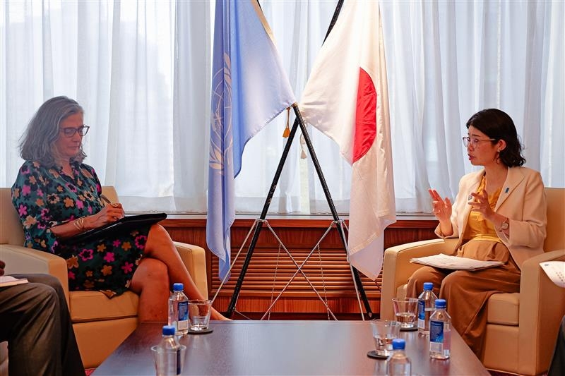 意見交換をする国光外務副大臣とロスバッハ国連人間居住計画事務局長