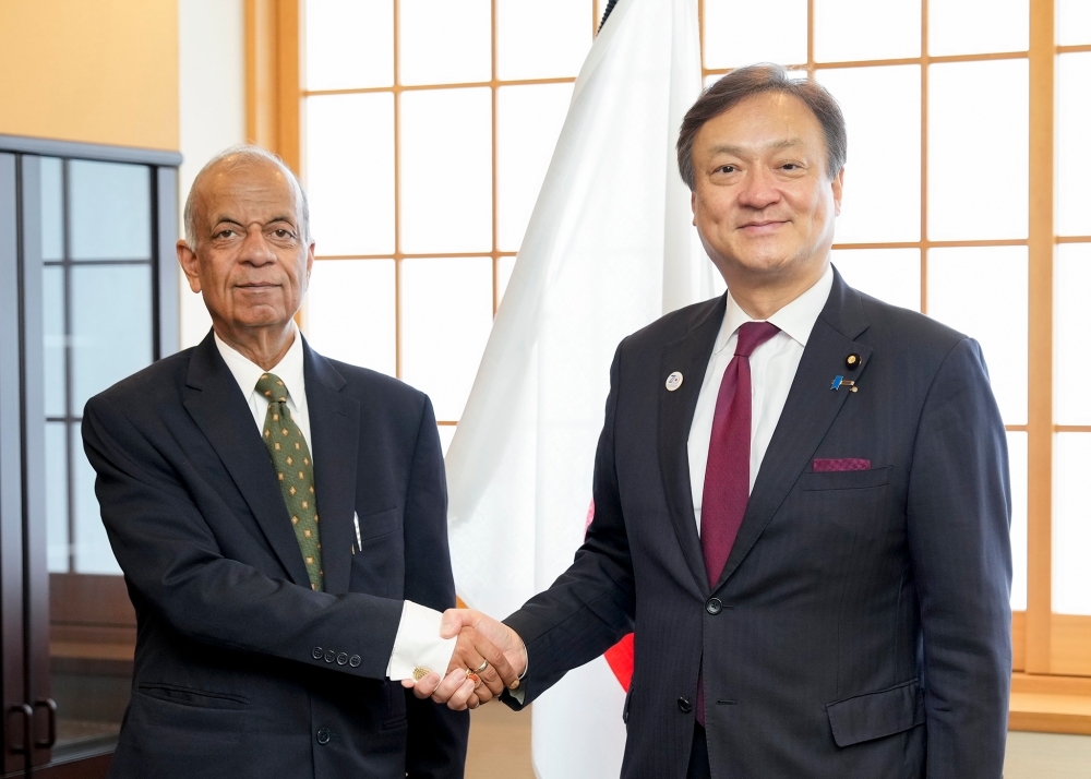 握手をする堀井副大臣とカレ事務次長