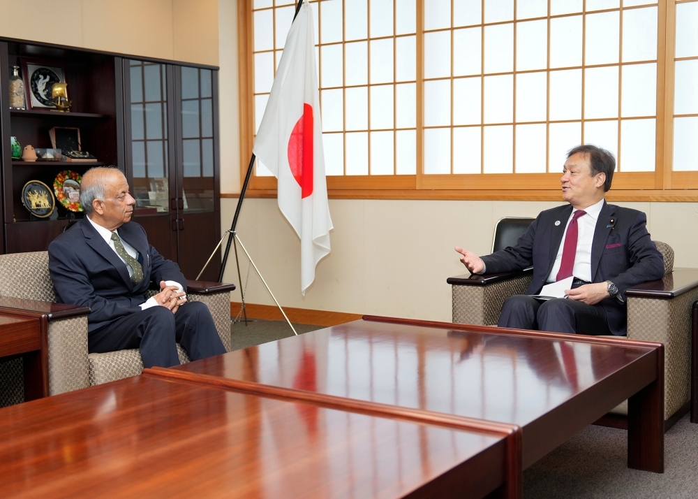 堀井副大臣とカレ事務次長との会談の様子
