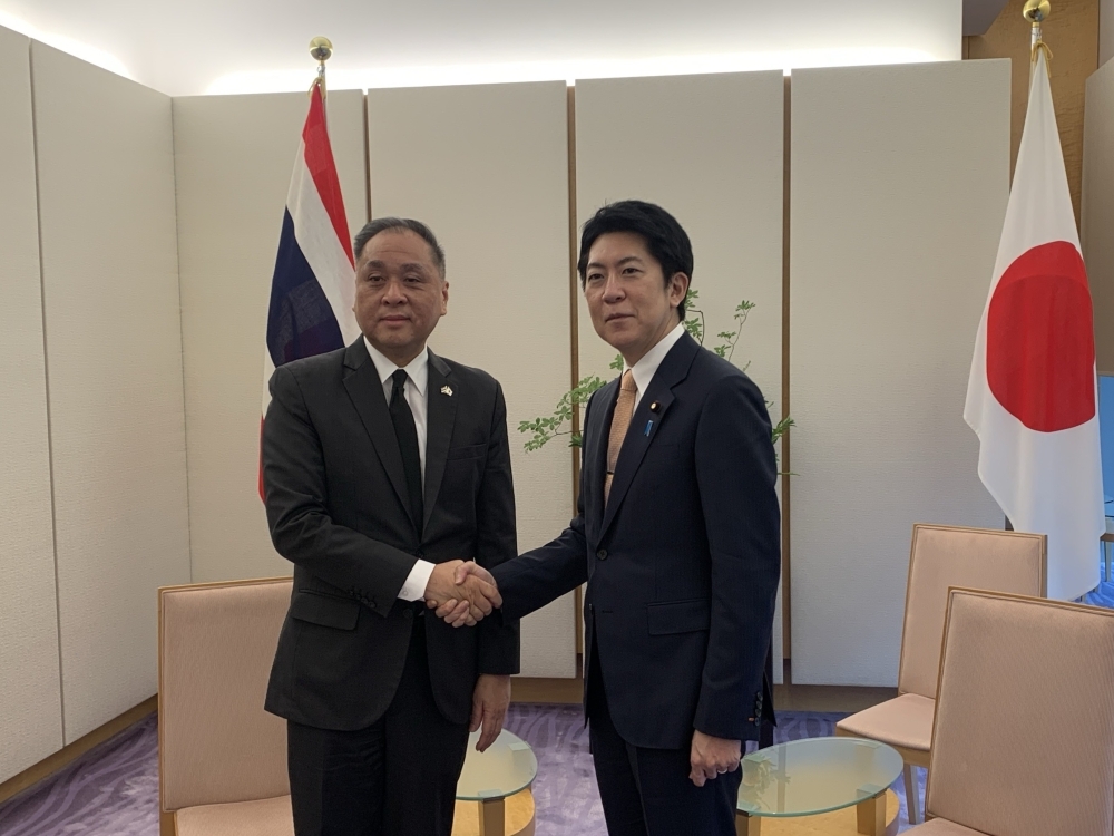 握手をする佐藤官房副長官とウィッチュ駐日タイ大使