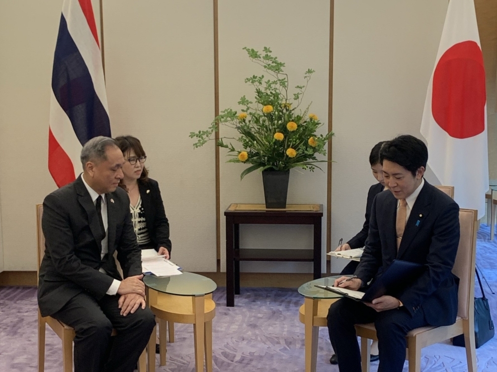 意見交換をする佐藤官房副長官とウィッチュ駐日タイ大使