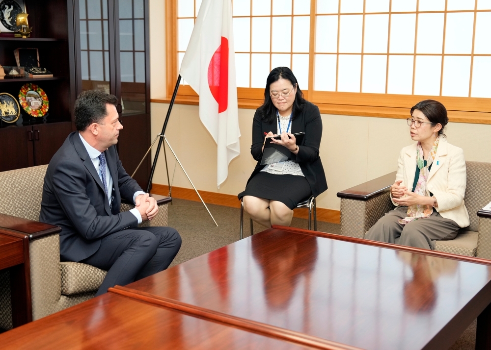 ミホフ大使の表敬を受ける国光副大臣