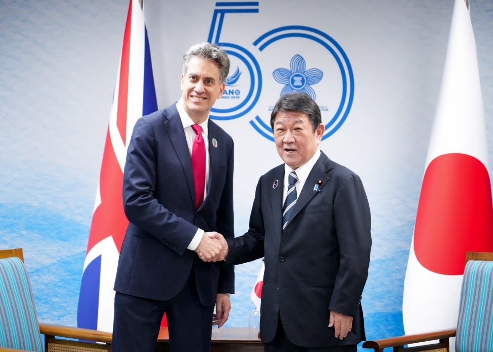 ミリバンド外相と握手をする茂木外務大臣
