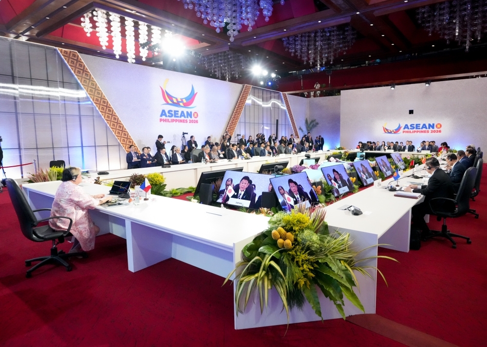 会議中の日中韓とASEAN各国の外相たち