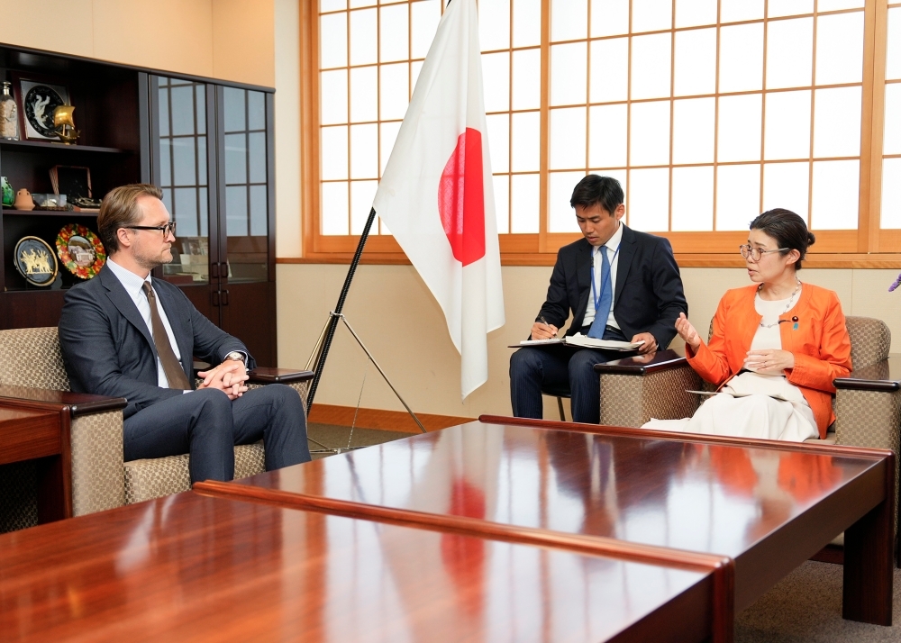 意見交換をする国光外務副大臣とズィルガルヴィス駐日ラトビア大使