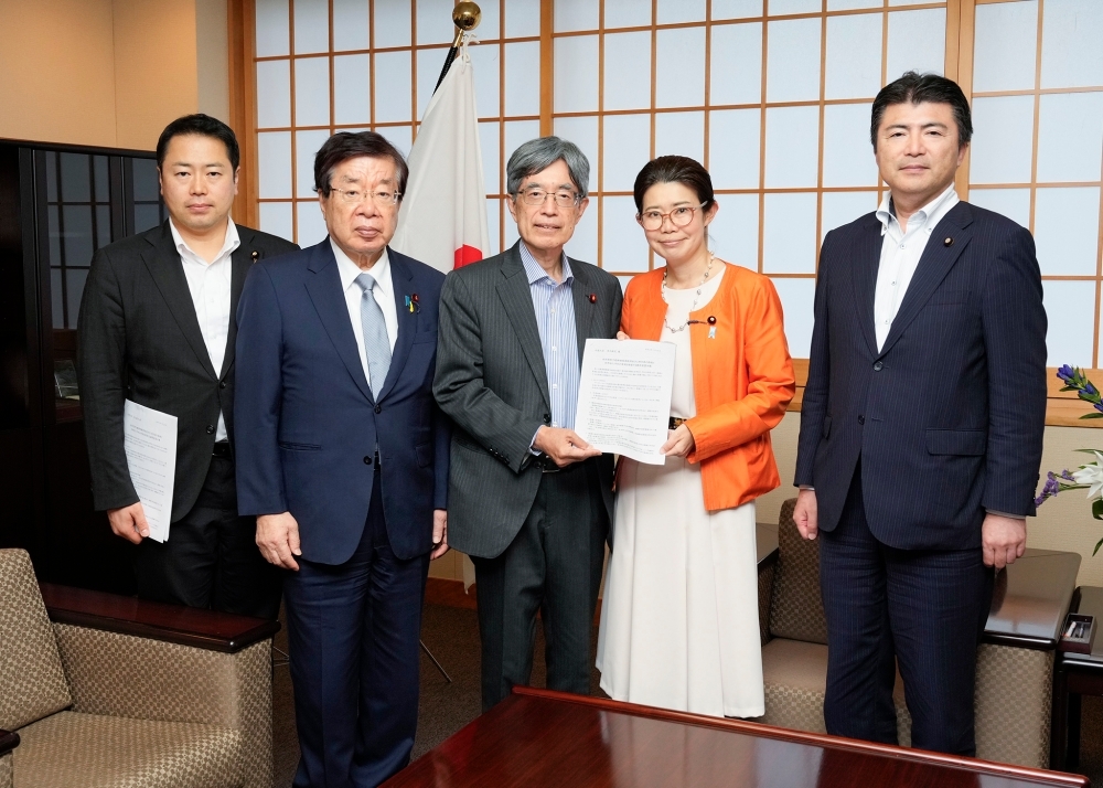 国光外務副大臣と自由民主党原子爆弾被爆者救済並びに核兵器の廃絶と世界恒久平和の実現を推進する議員連盟一行の記念写真