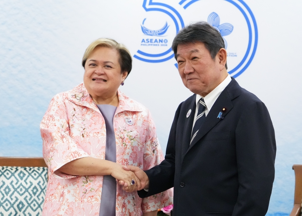 ラザロ外相と握手をする茂木外務大臣