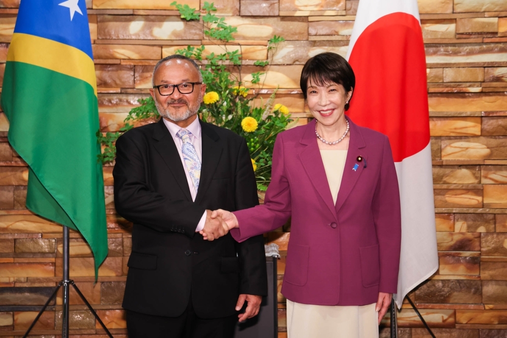 ワレ首相と握手をする高市総理大臣