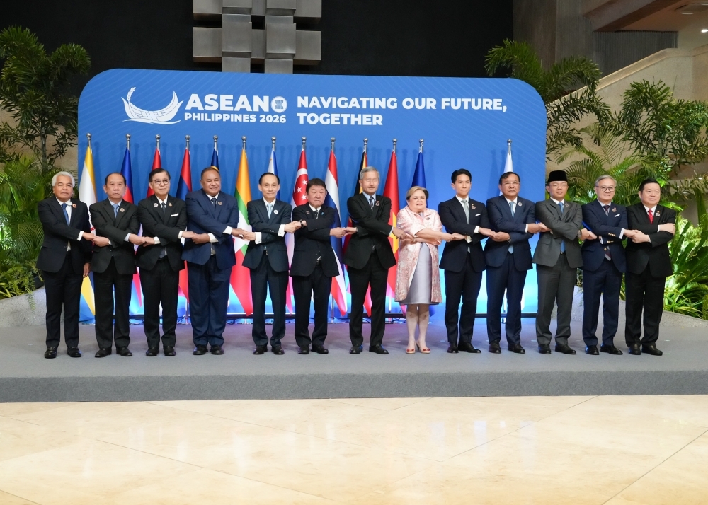 ステージ上で手を交差して繋ぐ日・ASEAN外相ファミリーフォト