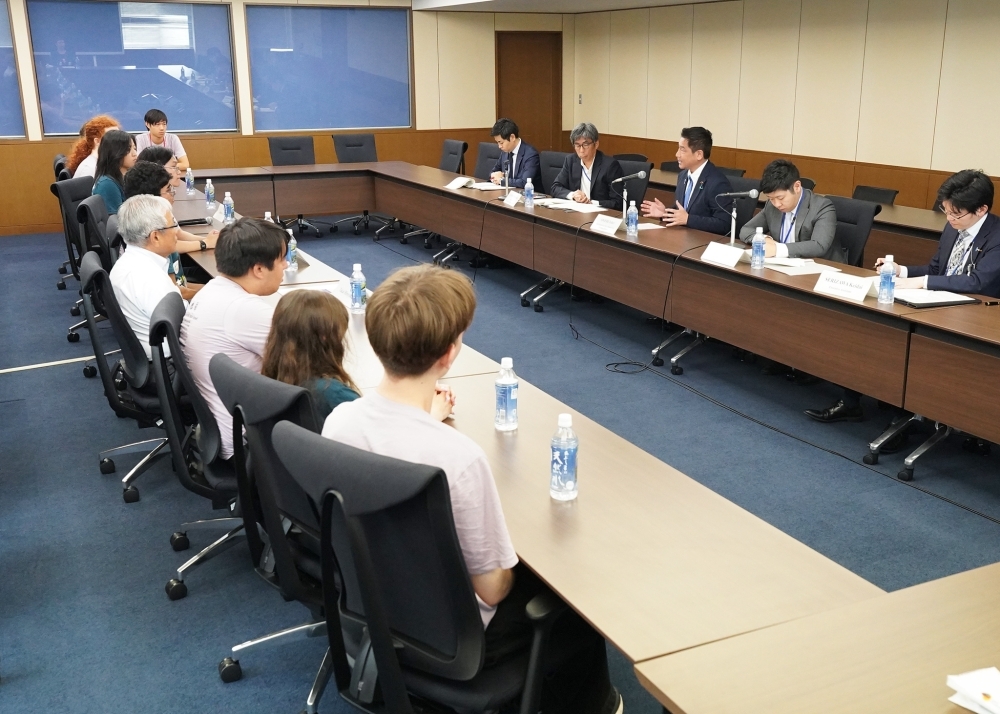 表敬を受ける大西政務官