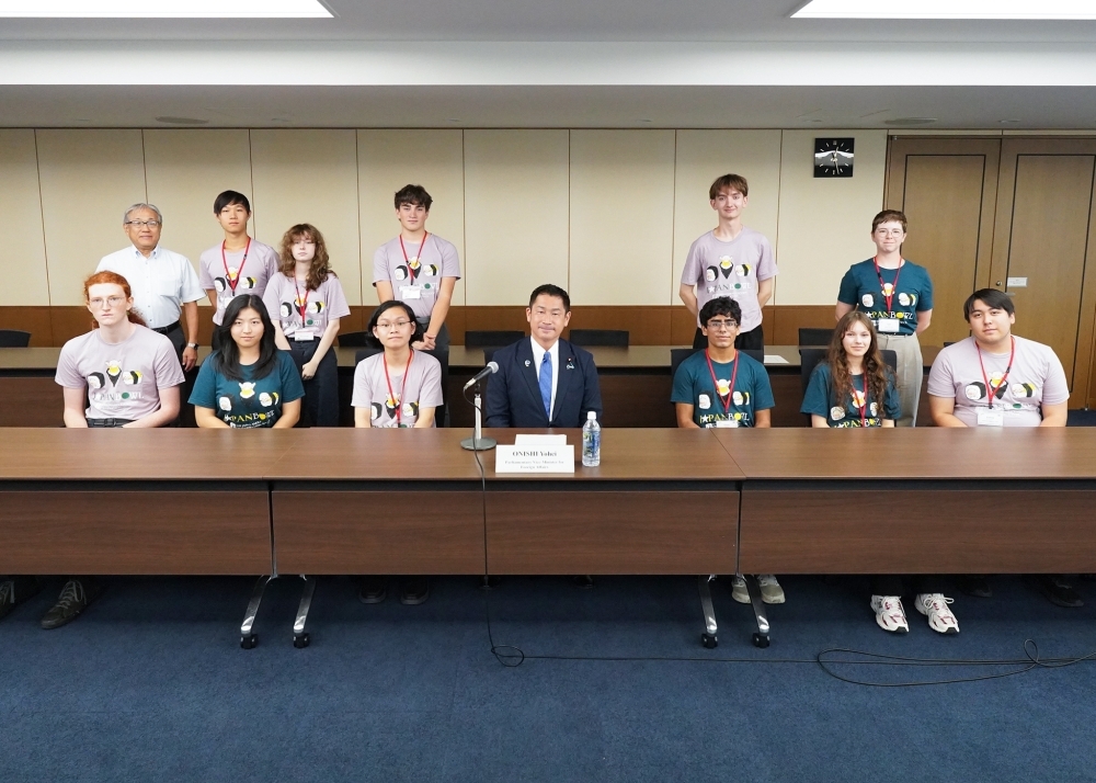 学生一行と記念撮影をする大西政務官