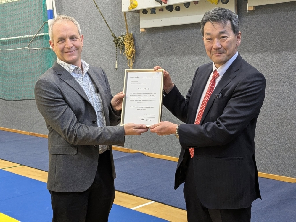 在ナミビア日本国大使館からナミビア柔道連盟に寄贈された様子