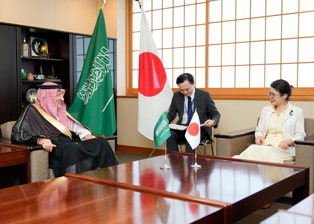 意見交換をする国光外務副大臣とホレイジー・サウジアラビア外務副大臣
