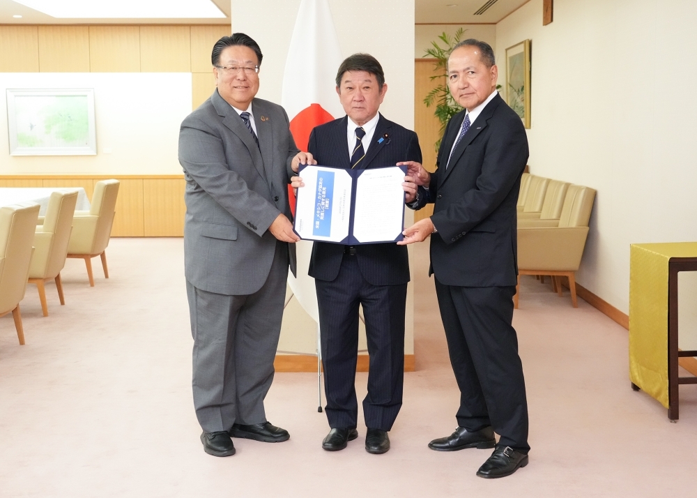 意見書を手交される茂木大臣