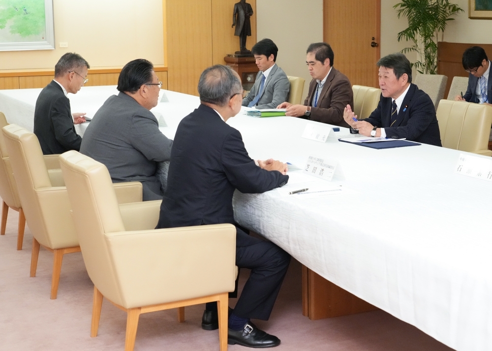 経団連日本メキシコ経済委員会委員長らと懇談する茂木大臣