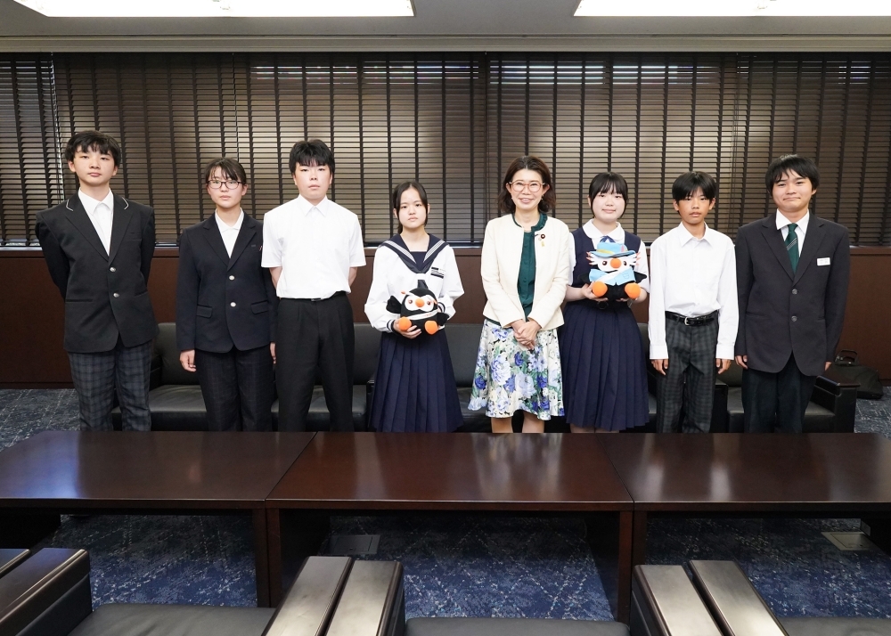 国光外務副大臣と北方少年少女の記念写真