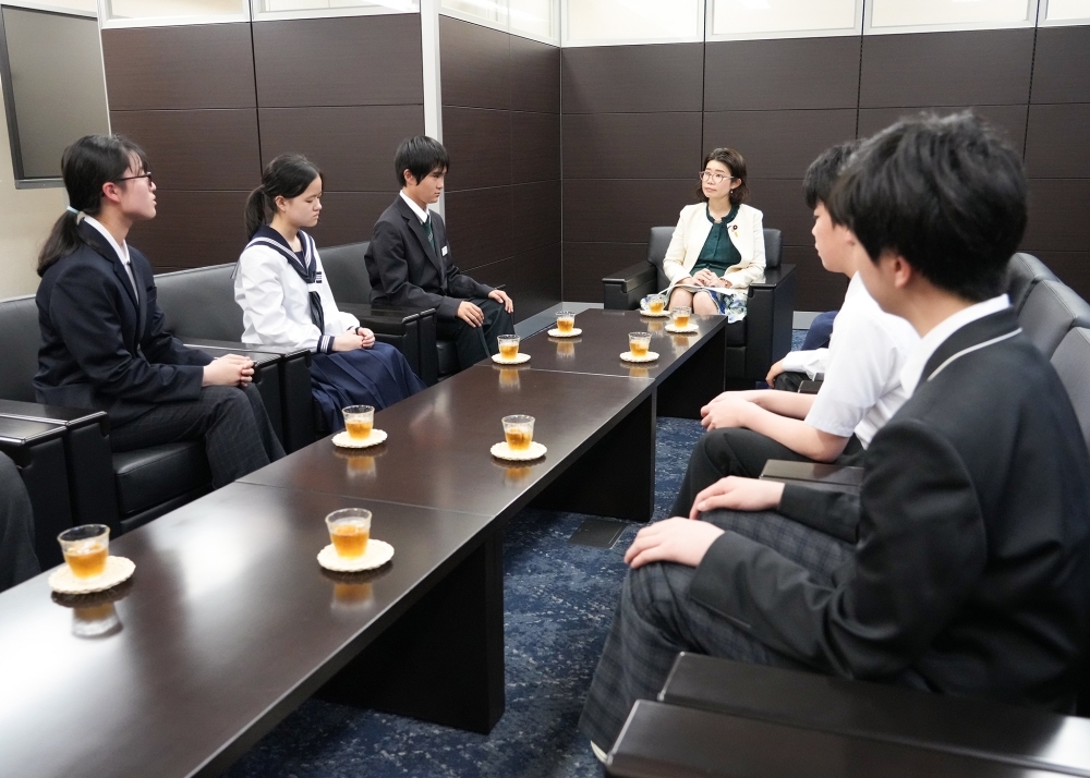北方少年少女による国光外務副大臣表敬の様子