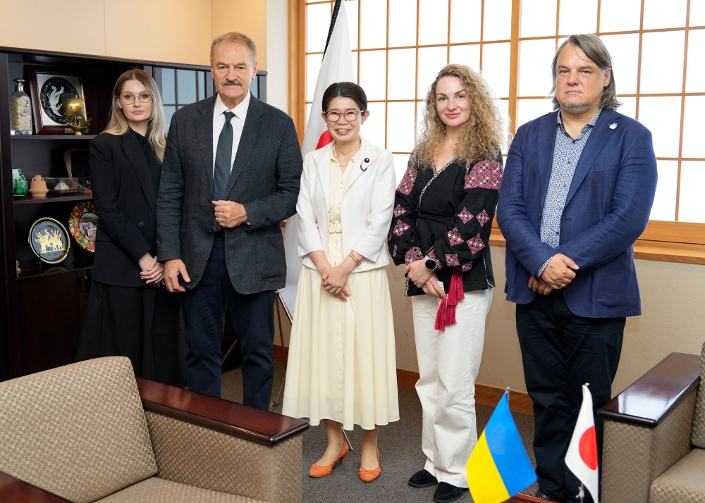 国光外務副大臣とチャバン・ウクライナ・ボホモレツ国立医科大学教授他計4名の記念写真