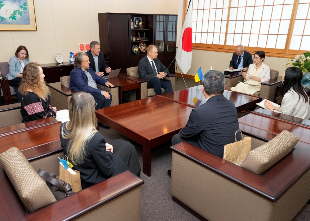 意見交換をする国光外務副大臣とチャバン・ウクライナ・ボホモレツ国立医科大学教授他