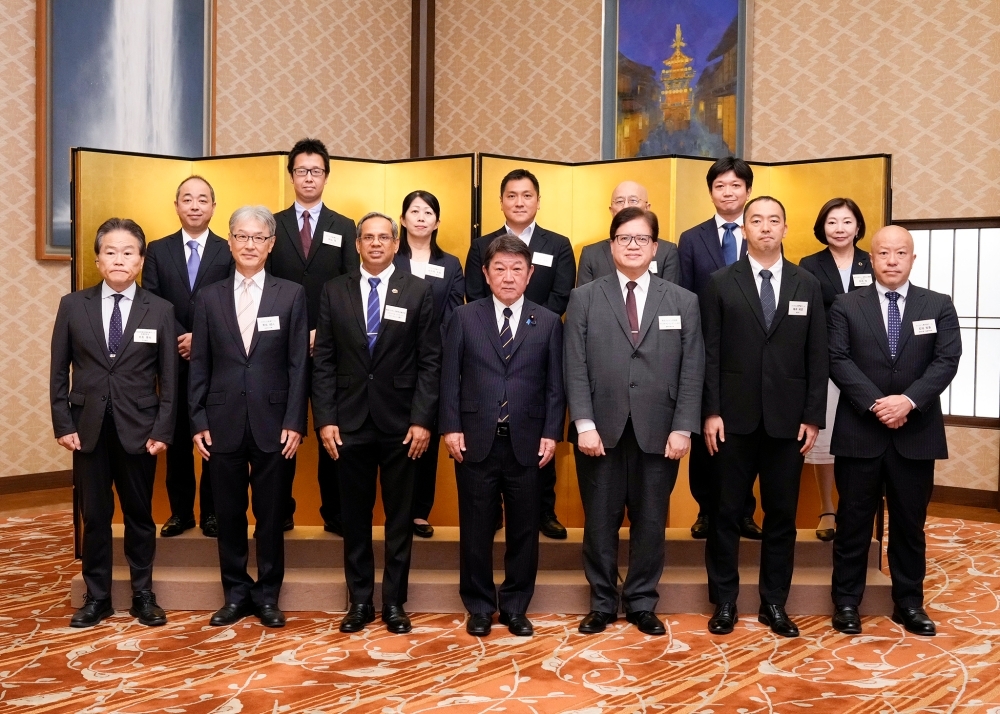 茂木外務大臣と表彰者の集合写真
